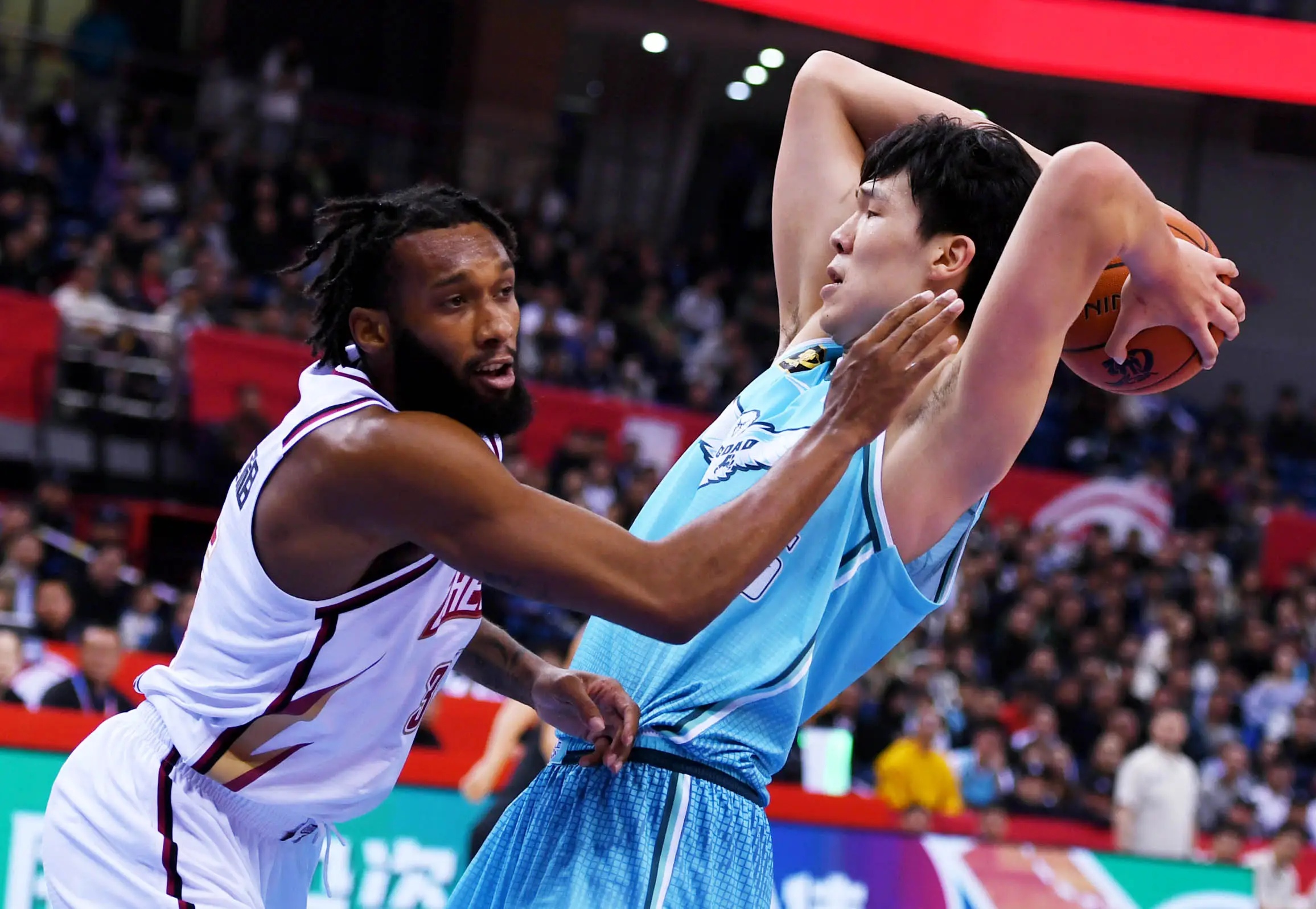 包含冲刺阶段夏洛特黄蜂调整名单以备CBA季后赛，回应争议环节打磨，底气十足，更衣室氛围转暖的词条