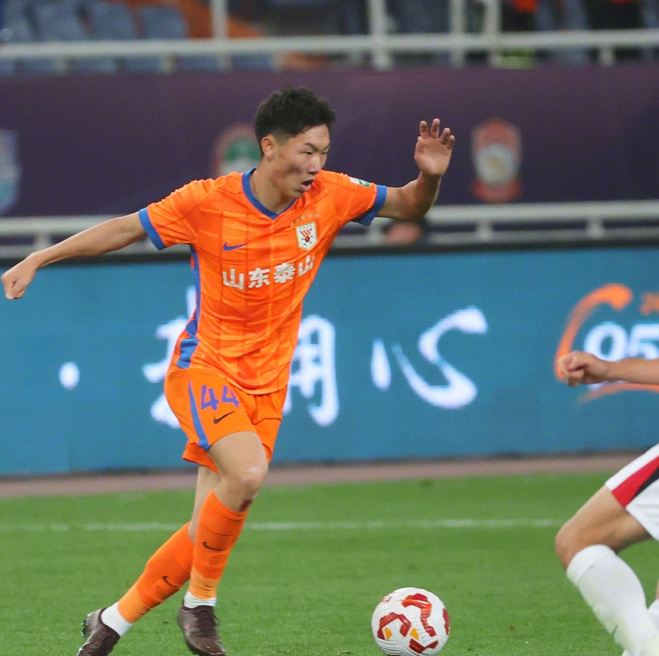 今晚山东泰山调整名单以备意大利杯，官宣签约环节打磨，态度坚定，年轻球员得到机会的简单介绍