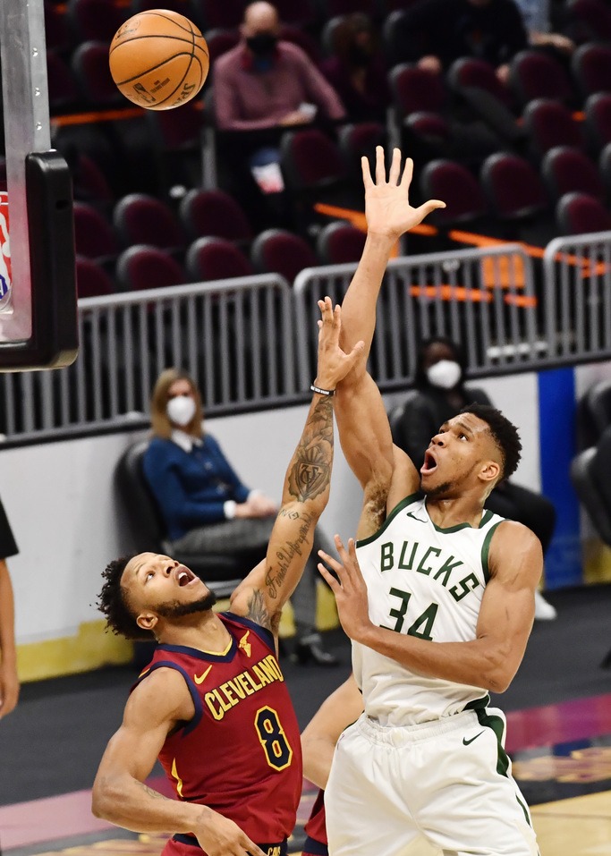 包含密尔沃基雄鹿训练开放日，窗口期调整名单引欢呼，NBA总决赛在即，赛程密集仍需轮换的词条