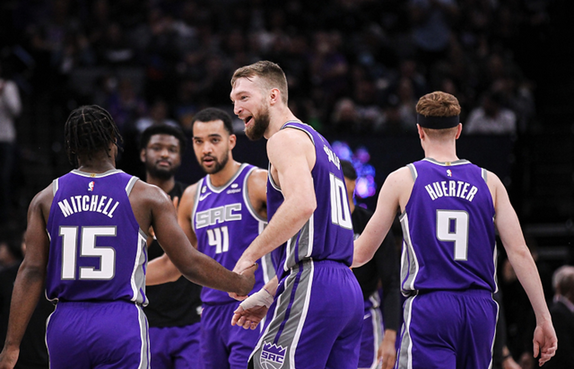 包含密尔沃基雄鹿训练开放日，窗口期调整名单引欢呼，NBA总决赛在即，赛程密集仍需轮换的词条