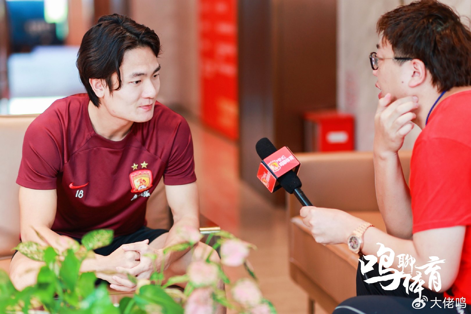 关于转会期广州队备战欧联；主帅复盘细节曝光；气氛紧张；更衣室氛围转暖的信息