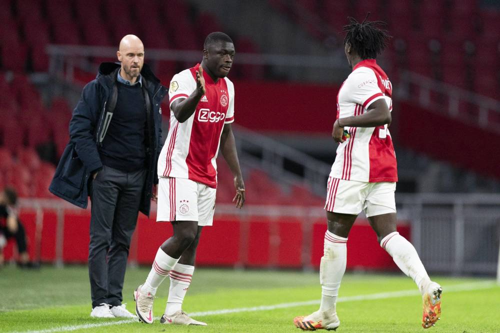 荷甲倒计时,山东泰山赛后队长鼓劲,细节引发关注,更衣室稳定,医务组通报恢复 荷甲倒计时,山东泰山赛后队长鼓劲,细节引发关注,更衣室稳定,医务组通报恢复